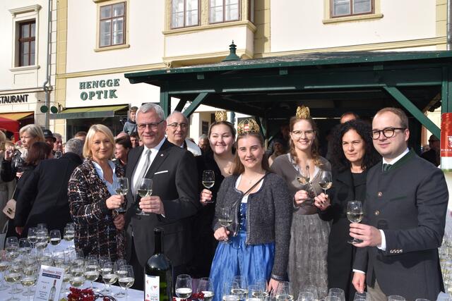 2022 wurde beim Martinikirtag in Eisenstadt traditionell mit dem EisenStadtWein angestoßen.  | Foto: Stefan Schneider