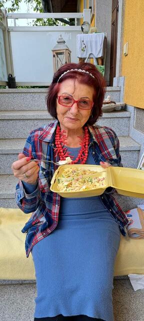 Margit Schnörch holte für sich und ihre Gäste ein Essen vom nahen Gasthaus Wildenauer. Und ließ es sich schmecken | Foto: privat