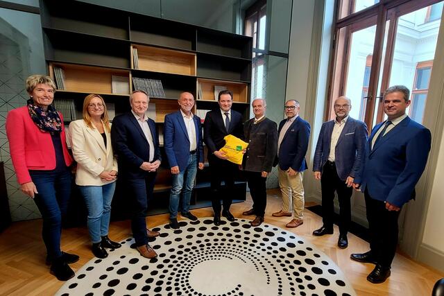 Interkomm-Arbeitsgespräch bei Bundesminister Totschnig am 17. Oktober 2023 im Parlament Wien.
v.l.: Martina Diesner-Wais, Nina Sillipp und Josef Wallenberger, Bürgermeister Josef Schaden (Schweiggers), Bundesminister Norbert Totschnig, Obmann Martin Bruckner (Großschönau), Bürgermeister Niko Reisel (Meiseldorf), Georg Schadt und Bürgermeister Günter Schalko (Eisgarn). | Foto: Leopold Kößner