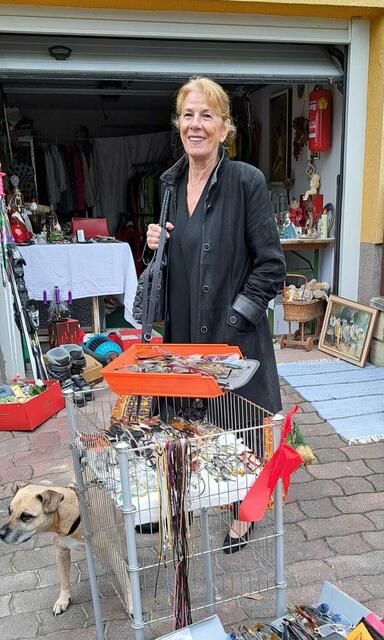 Nana mit ihrem Hund, den eher Leckerlis denn Flohmarktware interessierten. | Foto: privat