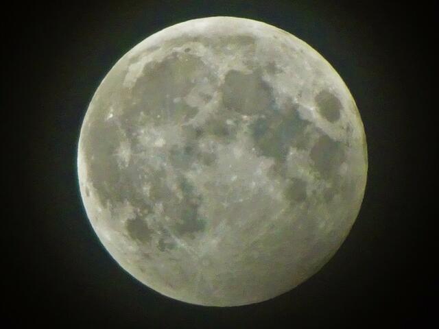 Partielle Mondfinsternis 22:29 Uhr: Nur mehr der Hauch eines Schattens ist auf der Mondscheibe (rechts unten) erkennbar.
 | Foto: © Silvia Plischek