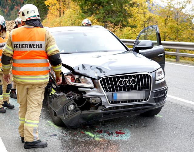 Die deutsche Pkw-Lenkerin übersah den stoppenden Verkehr vor ihr, und krachte in den vorausfahrenden Pkw. | Foto: Zoom Tirol