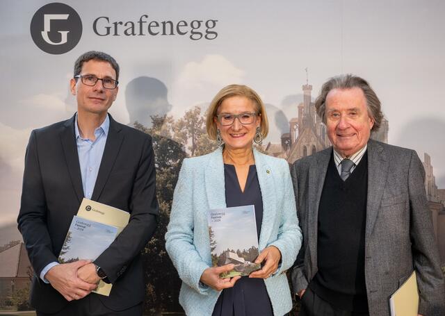 v.li.n.re.: Der operative Geschäftsführer Philipp Stein, Landeshauptfrau Johanna Mikl-Leitner und der künstlerische Leiter Rudolf Buchbinder bei der Programmpräsentation Grafenegg Festival 2024  | Foto: NLK Burchhart