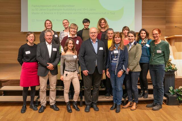 Mitglieder des Teams des FH-Bachelor-Studiengangs Ergotherapie sowie Vertreterinnen/Vertreter und Projektpartnerinnen und -partner aus der Praxis freuen sich über das 50-jährige Jubiläum. | Foto: fh gesundheit
