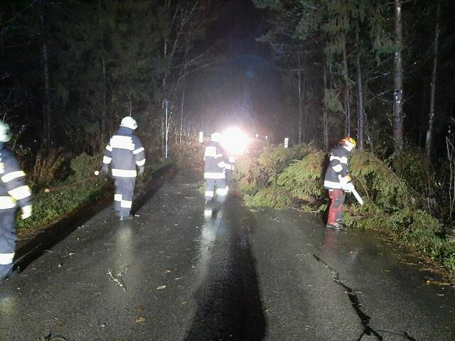 Die B91 Loiblpassbundesstraße zwischen Unterloibl und dem Loibltunnel und die L104 zwischen Unterloibl und Ferlach ist bis auf weiteres gesperrt.  | Foto: Freiwillige Feuerwehr Unterbergen