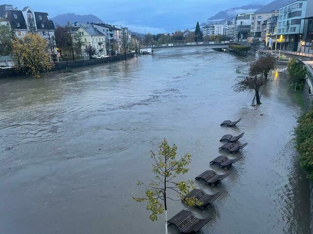 Die Drau in der Villacher Innenstadt ist über die Ufer getreten. | Foto: MeinBezirk.at