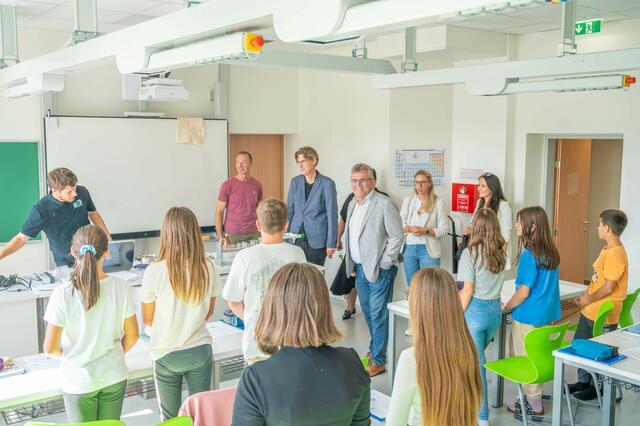Bürgermeister Paul Mahr sowie einige Mitarbeiter des Stadtamtes haben die Fertigstellung begutachtet und zeigen sich mehr als zufrieden mit dem Resultat. | Foto: Stadt Marchtrenk