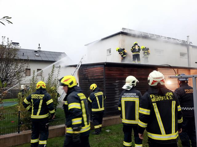 Insgesamt 44 Mitglieder der Feuerwehren Neustift an der Lafnitz, Grafenschachen und Lafnitz (Steiermark) standen im Brandeinsatz.  | Foto: Feuerwehr Neustift an der Lafnitz