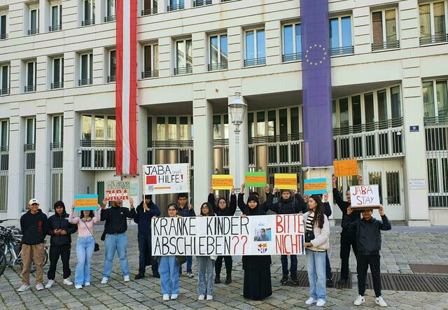 Mitschülerinnen und Mitschüler von Jaba demonstrierten am Montag gegen dessen Abschiebung. | Foto:  JUDITH EGGER / APA / picturedesk.com