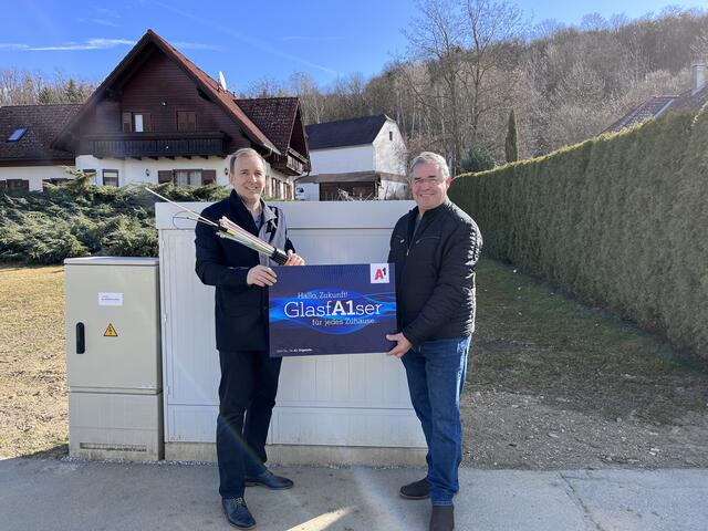 Markus Halb von A1 (links) und Bürgermeister Werner Kemetter freuen sich, dass der Ausbau des Glasfasernetzes abgeschlossen ist. | Foto: Gemeinde Kukmirn