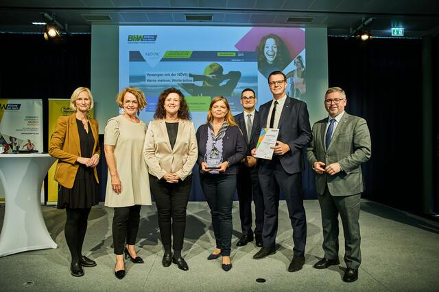 NÖVK (St. Pölten):
Karin Schlemaier und Verena Seebacher vom Vorstand der NÖVK, Projektleiter Marcus Paryzek mit BhW Niederösterreich-Geschäftsführerin Therese Reinel, Landesrätin Christiane Teschl-Hofmeister, Florian Katzmayr, dem stellvertretenden Leiter des NÖ Gehörlosenverbandes, und Landesrat Ludwig Schleritzko | Foto: Franz Gleiß