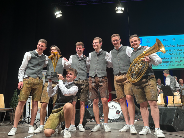Die Sieger des "Grand Prix der Blasmusik". Von links nach rechts: Adriano Riml, Dominik Senfter, Loris Gitterle, Elias Folie, Sebastian Poppeller, Tobias Winkler, Peter Kurz. | Foto: Dietmar Walser
