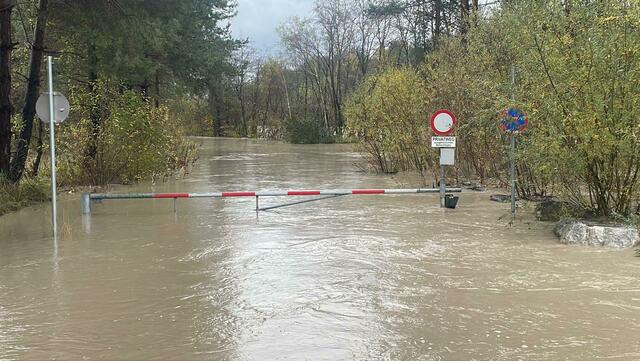Auch dieser Weg im Bereich der Mündung Drau-Gail ist komplett überflutet. | Foto: MeinBezirk.at