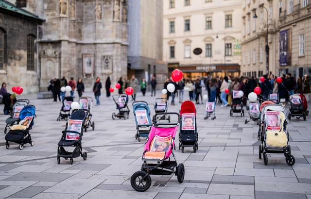 30 leere Kinderwägen mit Vermisstenanzeigen: Dieses Bild zeigte sich am Montag am Wiener Stephansplatz. | Foto: GEORG HOCHMUTH / APA / picturedesk.com