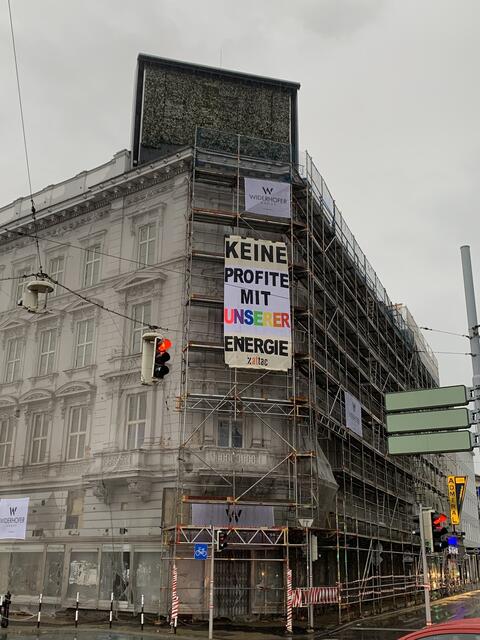 Außerdem entrollte man ein Banner mit der Aufschrift "Keine Profite mit unserer Energie!" gegenüber dem Verbund-Standort am Westbahnhof.  | Foto: Attac Austria/Flickr