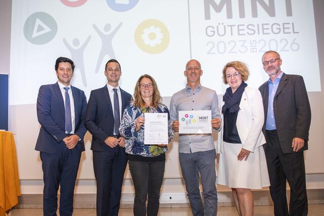 MINT Gütesiegel wurde an die HLUW Yspertal, Privatschule des Zisterzienserstiftes Zwettl erneut übergeben. (vlnr) Marin Skelo (IV), Bildungsdirektor Karl Fritthum, Martina Schmidthaler und Christoph Zauner (HLUW Yspertal), Landesrätin Christiane Teschl-Hofmeister, Stefan Zach (EVN) | Foto:  Daniela Matejschek