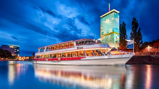 Gansl, Walzertanz und Heuriger: Unter dem Motto "Glücksmomente am Schiff" hat das Novemberprogramm der Donaudampfer vom Anbieter "DDSG Blue Danube" so einiges zu bieten. | Foto: DDSG Blue Danube / Dieter Lampl