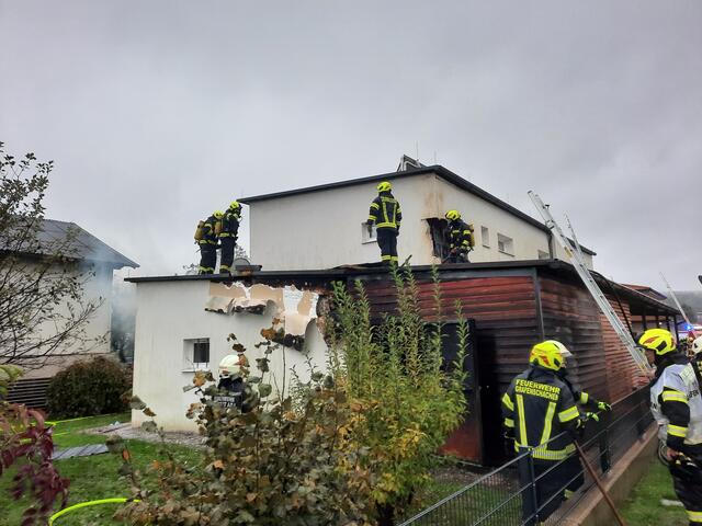 Für die Löscharbeiten musste ein Teil der Fassade sowie des Vordaches geöffnet werden.  | Foto: Feuerwehr Neustift an der Lafnitz