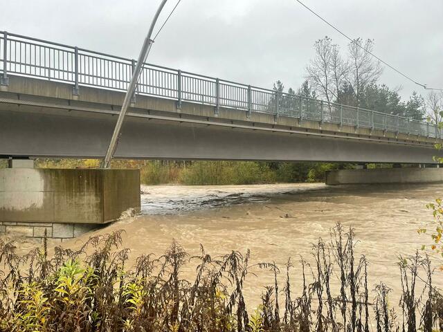 Die Gail im Bereich Fürnitz ist über die Ufer getreten und hat eine Straße überflutet.
 | Foto: MeinBezirk.at