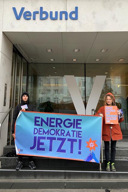 Die Aktivistinnen und Aktivisten der Bewegung "Attac Österreich" haben am Freitagvormittag vor der Zentrale des teilstaatlichen Stromkonzerns Verbund protestiert. | Foto: Attac Austria/Flickr