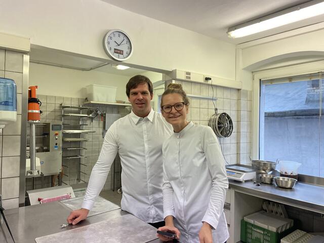 Christine Auering und Patrick Kaufmann haben sich der Zuckerbäckerei verschrieben und kreieren in „Tante Ina's Konditorei" im Herzen von Pradl kleine Kunstwerke aus feinsten regionalen Zutaten. Im Bild (v.l.) Patrick Kaufmann und Christine Auering in ihrer Backstube.  | Foto: Martina Obertimpfler 