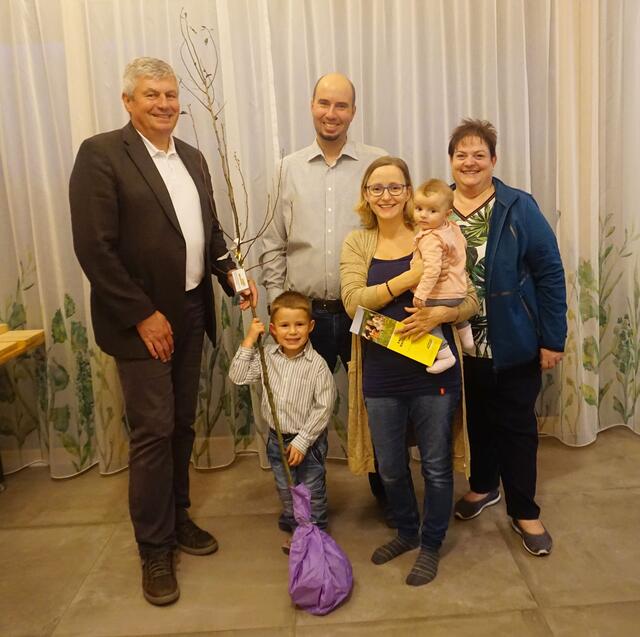 Am Foto von links Bürgermeister Herbert Froschauer, Martin Froschauer, Peter Froschauer (Sohn), Sabine Froschauer mit Tochter Katja, Vizebürgermeisterin Martina Kranzl
 | Foto: ÖVP Mitterkirchen