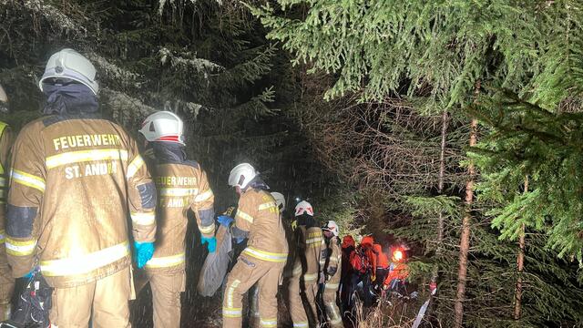 Bergung durch Feuerwehr und Bergrettung bei strömenden Regen. | Foto: BSBÖ Bezirk Lungau Keidel Thomas