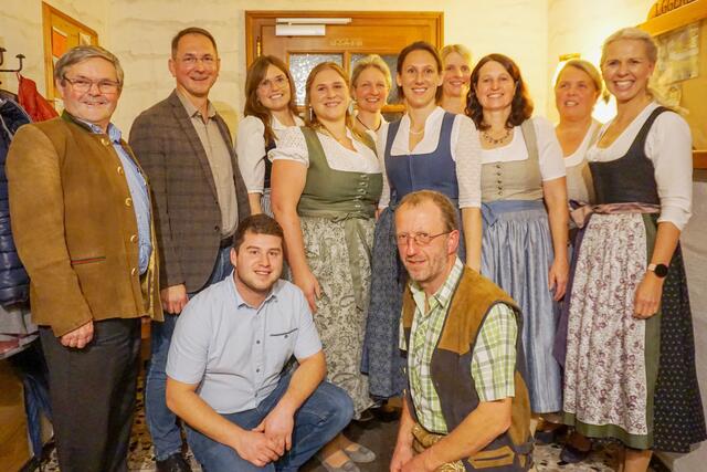 Bei der Wahl der Ortsbäuerin in Neumarkt am Wallersee (v.l.): Bezirksbauernkammer-Obmann Johann Frenkenberger, Bürgermeister Adi Rieger, Michaela Holztrattner, Katharina Edtmayr, Christine Eibl, Ortsbäuerin Katharina Windhager, Maria Sams-Engl, Ortsbäuerin-Stv. Andrea Stöllinger, Ortsbäuerin-Stv. Brigitte Schinwald, LAbg. und Bezirksbäuerin Nicole Leitner. | Foto: Land Salzburg/Neumayr/Laux