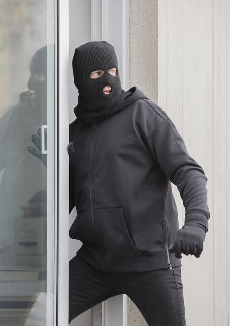 Einschleichdiebe brachen ein Terrassenfenster eines Einfamilienhauses in Pinkafeld gewaltsam auf.  | Foto: MEV