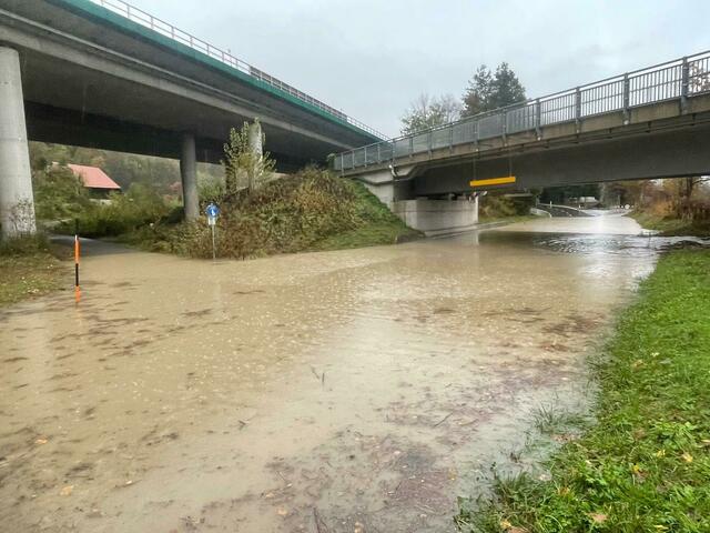 Die Gail im Bereich Fürnitz ist über die Ufer getreten und hat eine Straße überflutet. | Foto: MeinBezirk.at