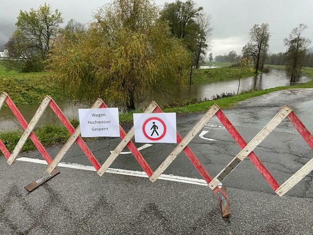 Dieses Bild zeigt eine Sperre aufgrund der Hochwassergefahr.  | Foto: MeinBezirk.at