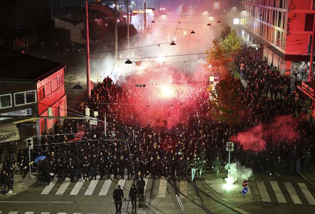 Die Polizei hatte alle Hände voll zu tun, um die Situation nicht eskalieren zu lassen. | Foto: GEPA