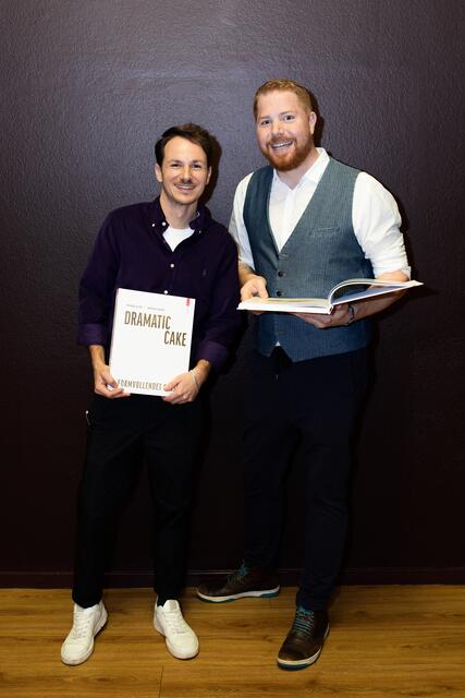 Matthias Krenn (l.) und Michael Leitner wurden für ihr Werk "Dramatic Cake - Formvollendet Süßes", erschienen im Trauner Verlag, mit der Goldmedaille beim kulinarisch-literarischen Wettbewerb der Gastronomischen Akademie Deutschlands ausgezeichnet. | Foto: Oskar Fleischhanderl / Trauner Verlag