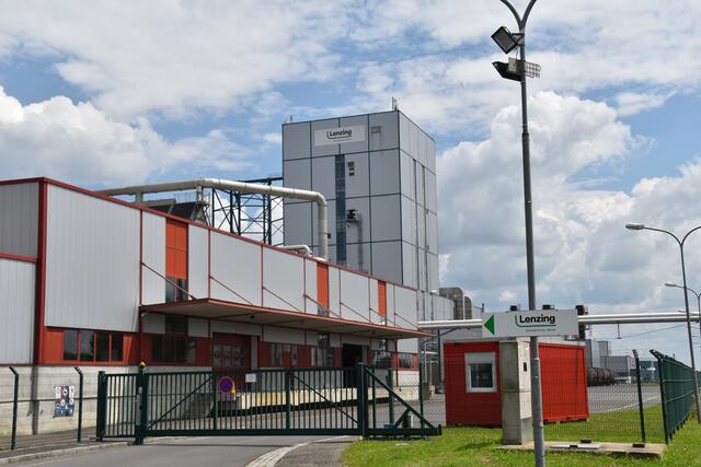 Der Fasererzeuger Lenzing will weltweit 500 Stellen abbauen. Für die Belegschaft des Werks in Heiligenkreuz  soll ein Sozialplan ausgearbeitet werden. | Foto: Martin Wurglits