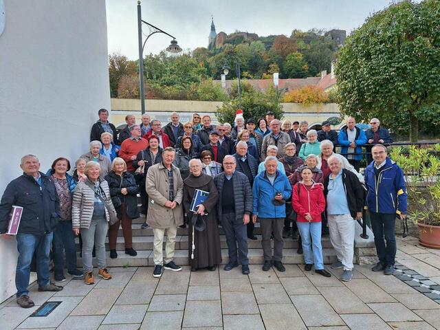 Die Freunde der Basilika Frauenkirchen besuchten ihren Ortskollegen Franziskanerpater Anton Bruck in Güssing. | Foto: Freunde der Basilika Frauenkirchen