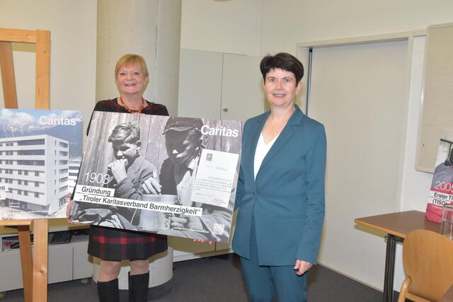Langjährige Caritas-Mitarbeiterin Gertraud Gscheidlinger und Caritas-Direktorin Elisabeth Rathgeb (v.l.) luden zum Pressegespräch in die Caritas-Tirol Zentrale. | Foto: René Rebeiz