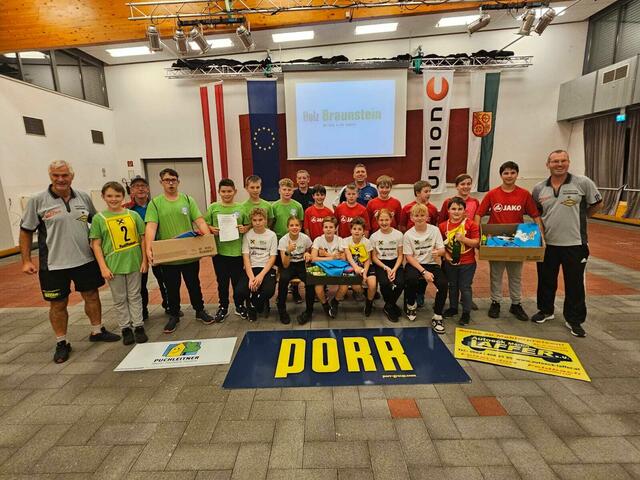 Die besten drei Teams beim U14-Turnier mit der Leitersdorfer Siegermannschaft. | Foto: RSU Leitersdorf