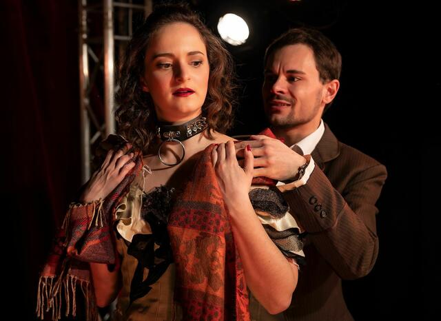 Im Brennpunkt des Stücks stehen die vielfältigen Mechanismen in der Beziehung zwischen Mann und Frau. | Foto: Martin Rehberger