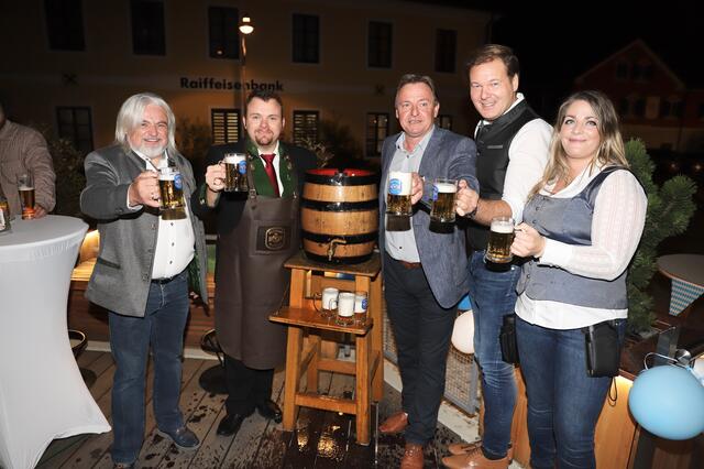 Eine der ersten Amtshandlungen von Bürgermeister Peter Domweber (2. v. l.) war ein Bieranstich in Grafendorf. | Foto: Fredi Mayer