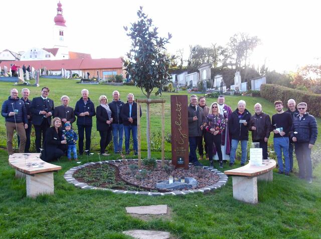 Projektbeteiligte und Gäste bei der offiziellen Feier. | Foto: Karl Lenz