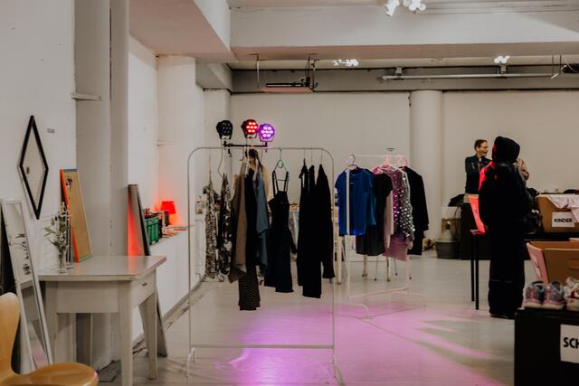 Kleidungsstücke, Vinyls, Spiele und vieles mehr können bei der Kleidertauschbörse by Fesch'markt eingetauscht werden. | Foto: CarolinKoepruner