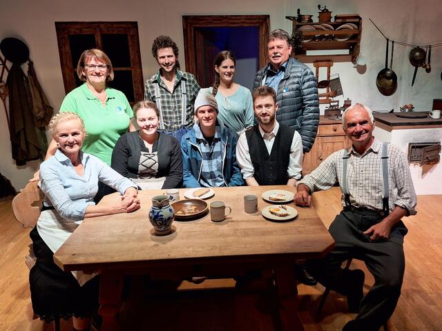 Der bayerische Radrennfahrer Anton „Toni“ Palzer inmitten des brillanten Ensembles der Heimatbühne Kirchdorf 