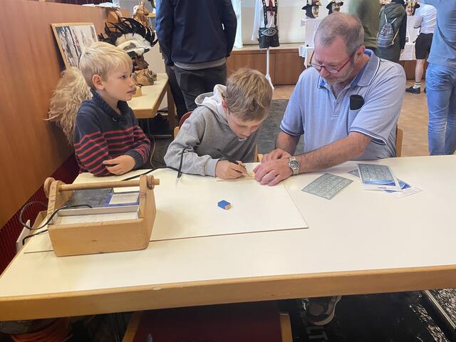 Künftige Holzschnitzer waren bei Herbert Larl aus dem Stubaital in besten Händen.