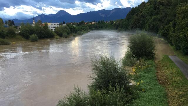 Die derzeit reißende, wilde Drau in Villach ...