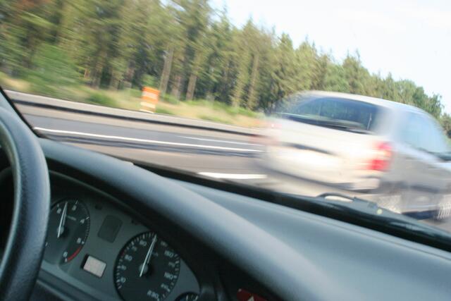 Der junge Pkw-Lenker versuchte, der Polizei zu entkommen und erreichte dabei teils bis zu 180 km/h. | Foto: Symbolbild: PantherMedia / Lisa Vanovitch
