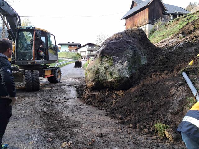 Der betroffene Straßenabschnitt in der Ortschaft Buchholz bei Treffen. Ebenso der tonnenschwere Felsen. | Foto: Feuerwehr Marktgemeinde Treffen