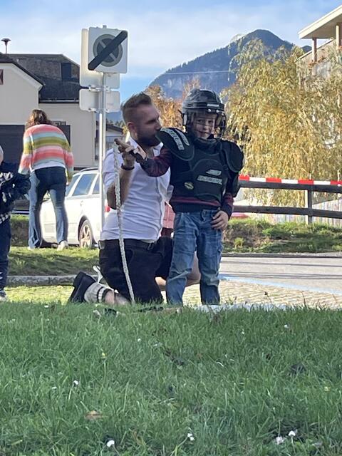 Auch die besten Goaßlschnöller haben einmal damit angefangen – und mit "Schutzausrüstung" kann man es krachen lassen.