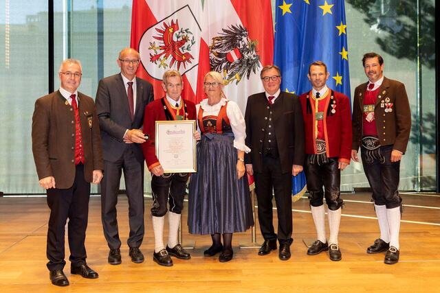 Ludwig Eichler von der Musikkapelle Sistrans freute sich über die Auszeichnung für 60 Jahre Blasmusik. | Foto: Die Fotografen