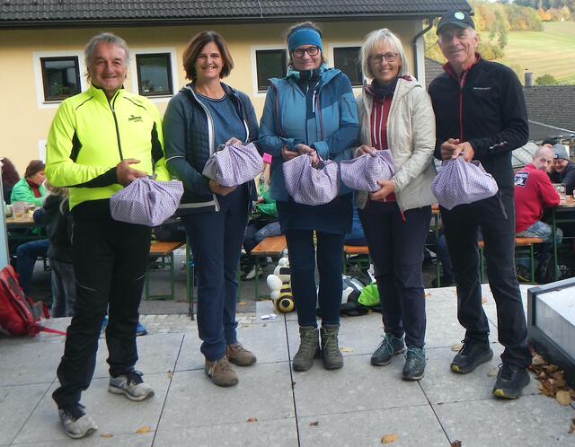 Bürgermeisterin Maria Hagenauer und Ausschussobfrau Gabi Plakolm-Zepf mit den Wanderführern von Alpenverein und Naturfreunde.