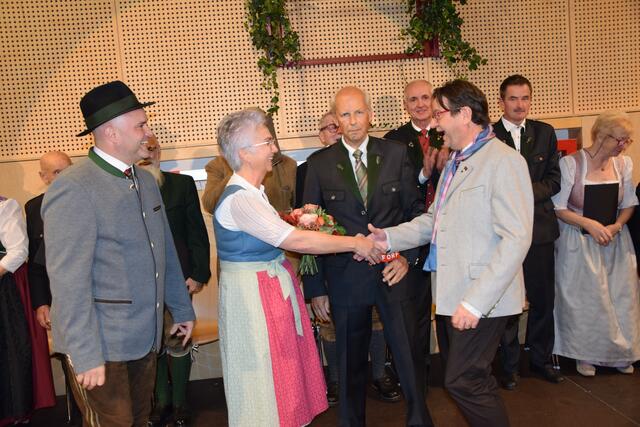 Herzlichen Glückwunsch zum Geburtstag von Karl Lenz, Bernd Hermann und Gregor Mörth an Moderatorin Susanne Lafer